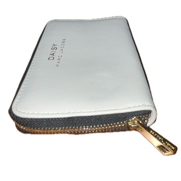 Marc Jacobs Daisy Pouch Limited Edition, White & Gold - Picture 6 of 10
